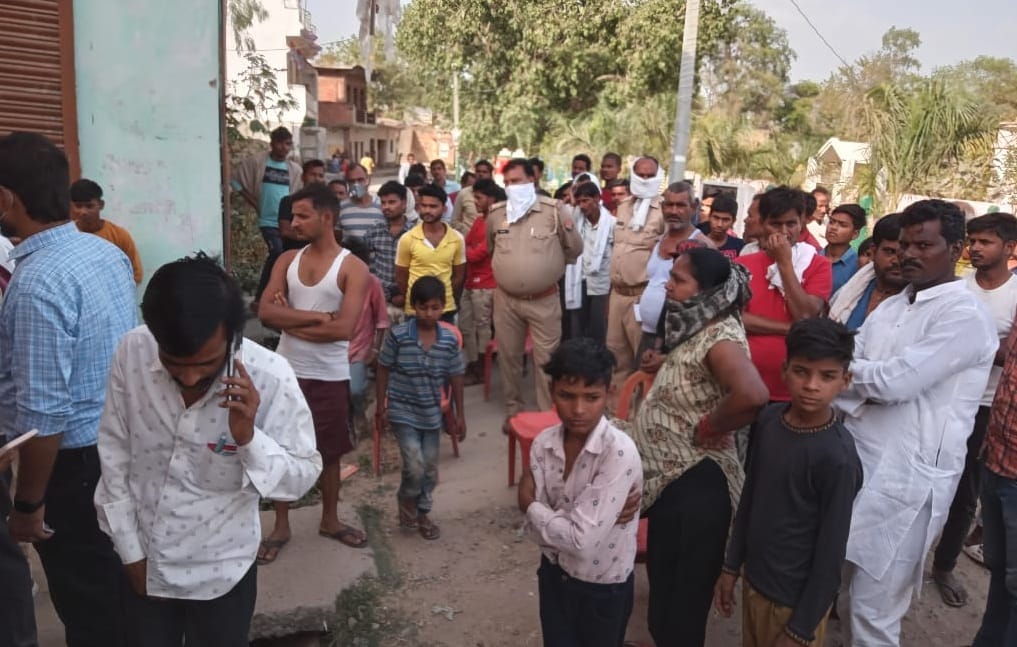 Young man beaten to death in Hardoi, dead body hanged, stench revealed the case