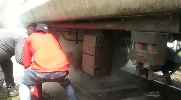 Fire in the wheels of Gorakhpur Express in Unnao, gateman stopped the train by showing flag