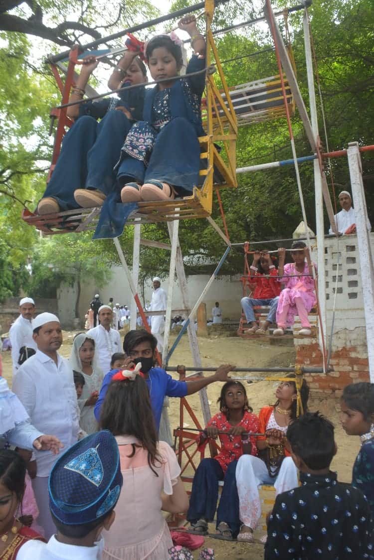 Pictures of Eid ul-Fitr 2023 Somewhere small children were seen hugging, somewhere having fun in the fa