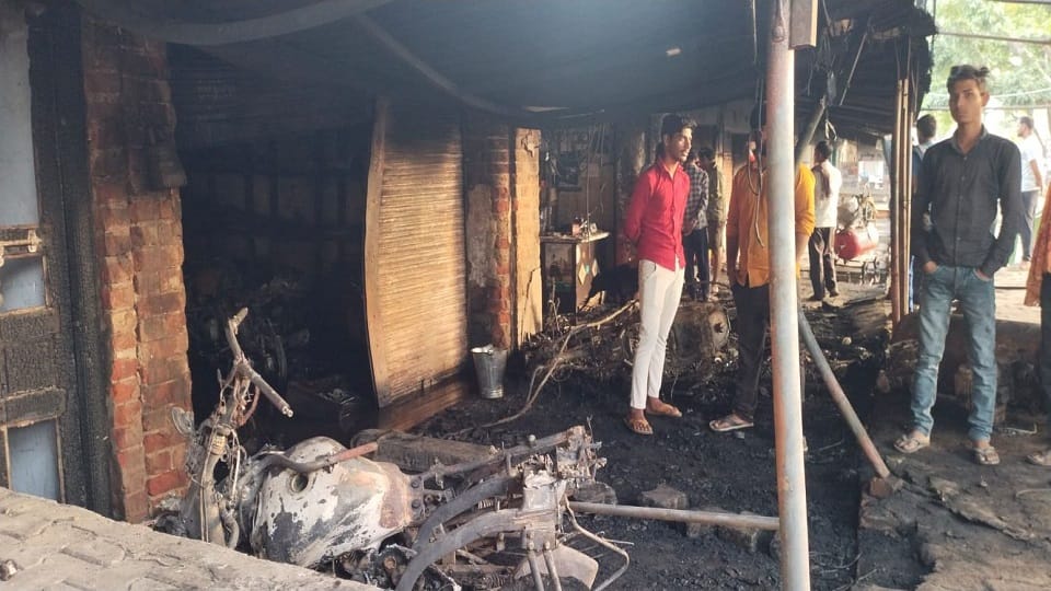 Massive Fire Broke Out In Auto Parts Shop In kusmara Market mainpuri