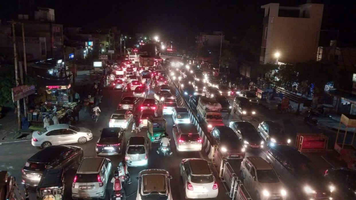 Meerut: jam on Delhi-Dehradun highway and vehicles stuck for hours