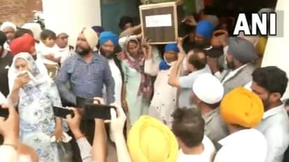 शहीद हरकृष्ण की अर्थी को कंधा देतीं उनकी मां और पत्नी