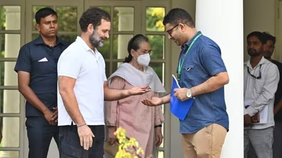 Rahul Gandhi: Rahul Gandhi vacated his official residence, Tharoor said – it shows his respect for the rules