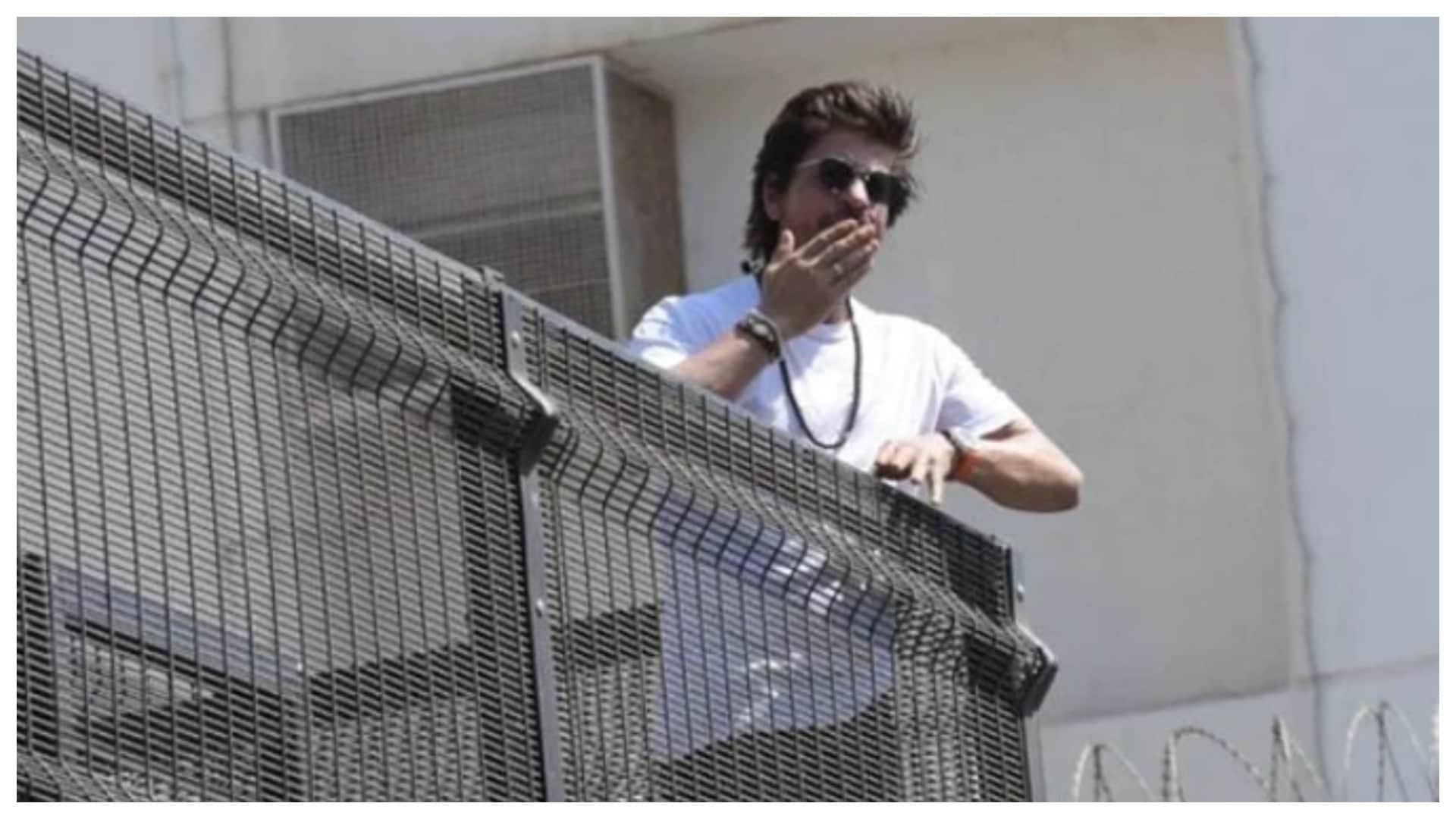 Eid ul Fitr 2023: Shah Rukh Khan greets sea of fans outside Mannat with salaam on Eid video goes viral