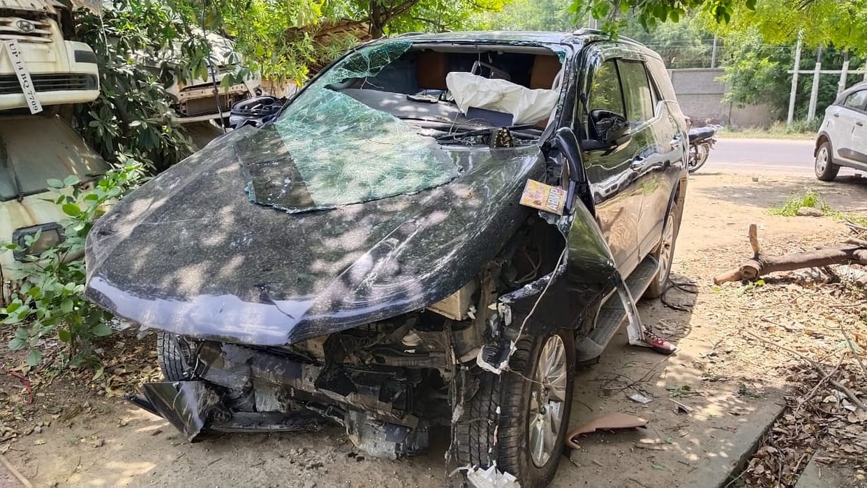 Speeding Fortuner collided with divider in Ghaziabad s Link Road Died and many injured