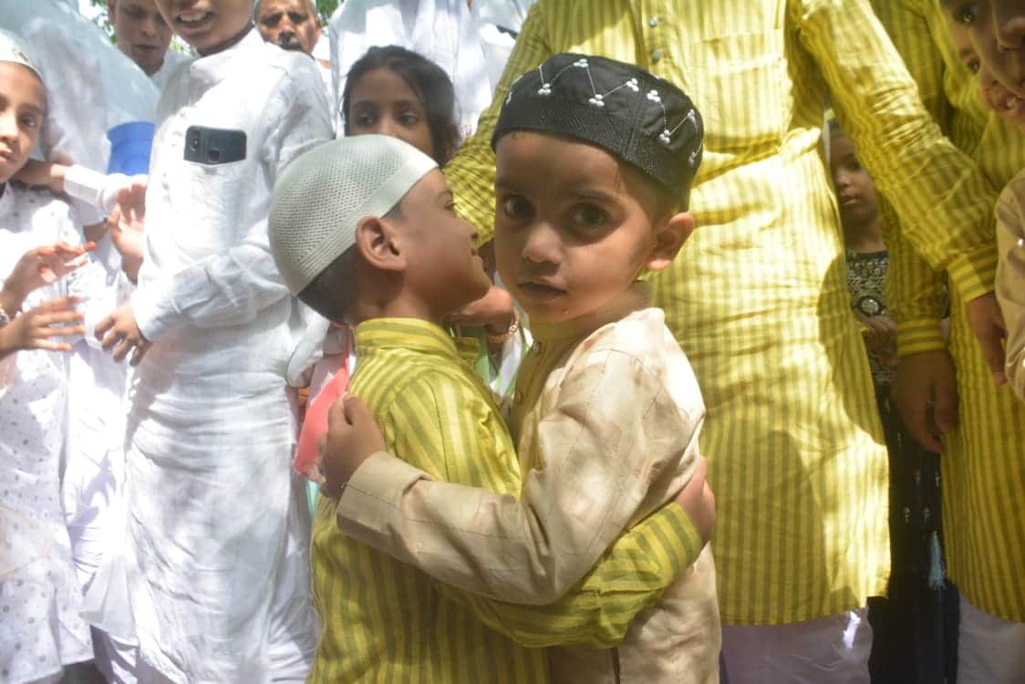 Pictures of Eid ul-Fitr 2023 Somewhere small children were seen hugging, somewhere having fun in the fa