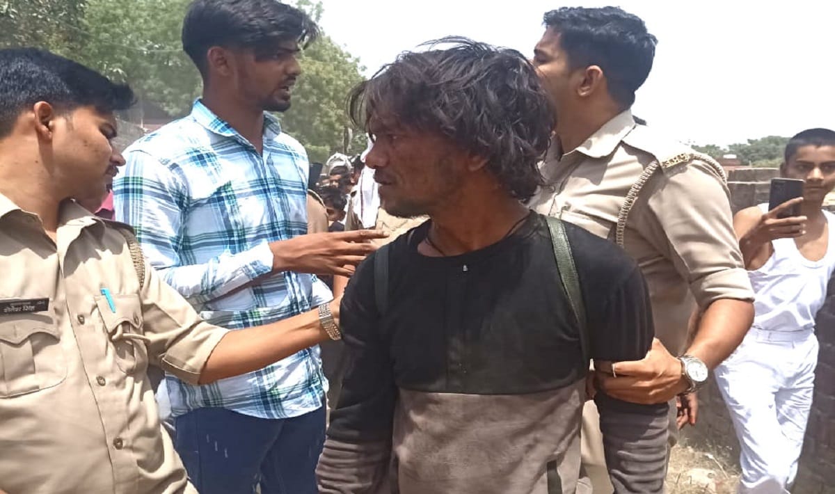 child theft in azamgarh Villagers caught  young man running away with a girl playing