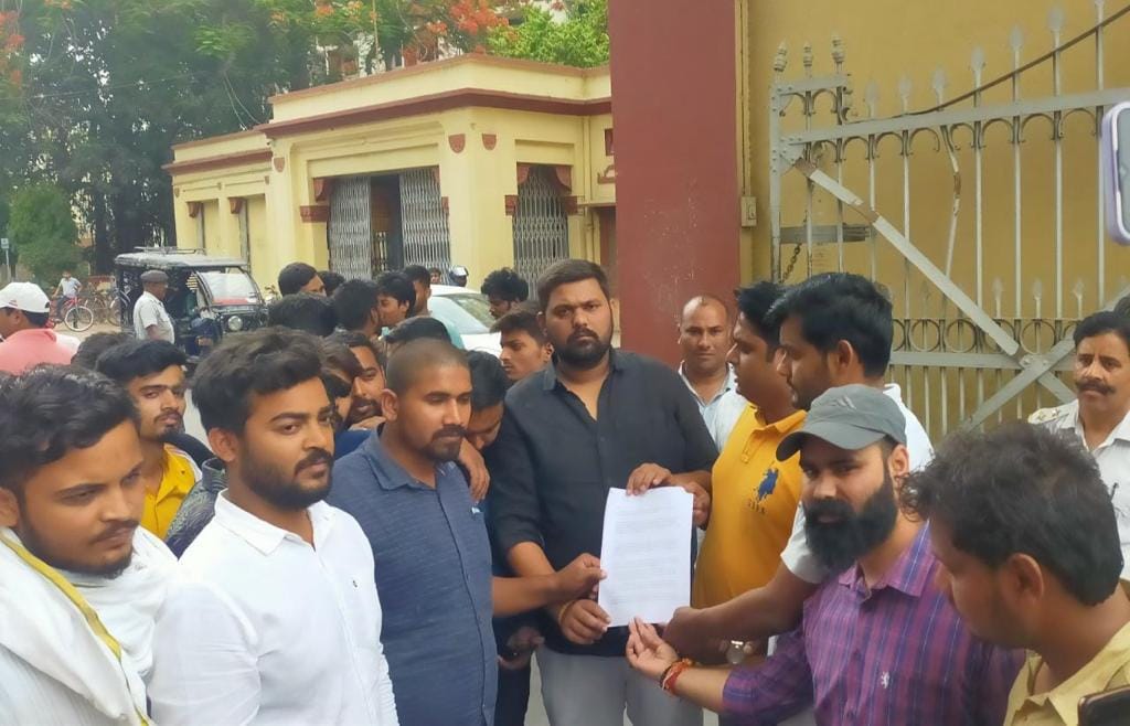 There are so many agents in bhu hopsital angry student protest for action