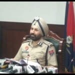 पत्रकारों से बात करते आईजी सुखचैन सिंह गिल।