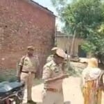 तमिलनाडु निवासी महिला को गिरफ्तार कर ले जाती पुलिस