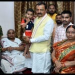 Prayagraj News : उमेश पाल के परिजनों से मुलाकात करते डिप्टी सीएम केशव प्रसाद मौर्य।