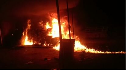 Rajgarh: खिलचीपुर में बारदाना गोदाम में भीषण आग, गेहूं, धनिया और बाइक जलकर खाक, करीब 13 लाख रुपये का नुकसान Fierce fire in Bardana warehouse in Khilchipur, wheat, coriander and bike burnt to ashes, loss of 13 lakhs