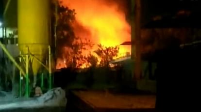 Varanasi Fire: Clothing shop caught fire due to short circuit, loss of lakhs