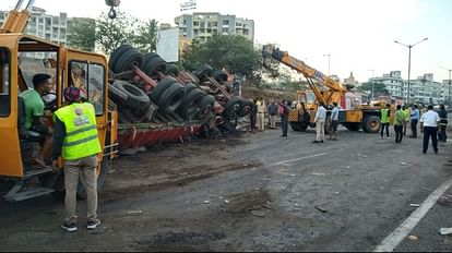Maharashtra: पुणे-बेंगलुरु हाईवे पर ट्रक और प्राइवेट बस में टक्कर, चार की मौत, 22 घायल Maharashtra several dead and injured in a collision between a truck and bus on Pune–Bengaluru Highway news and