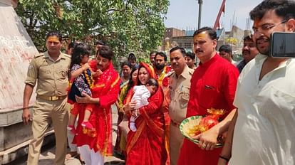 Mirzapur: बेटियों के मुंडन संस्कार के लिए विंध्याचल पहुंचे BJP सांसद मनोज तिवारी, अतीक हत्याकांड पर कही ये बात BJP MP Manoj Tiwari Visit Vindhyachal for mundan sanskar and talks atiq ahmad murder