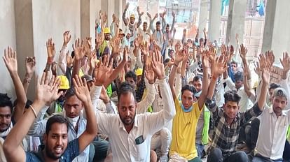 Vindhya Corridor workers from Rajasthan sat on protest against Mirzapur Police