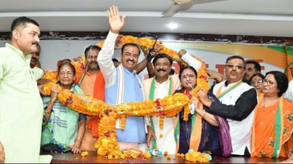 प्रयागराज :केशव की मौजूदगी में सपा नेता रईस आए भाजपा में, नंदी बोले-पार्टी  में लाना गहरी साजिश - In The Presence Of Keshav, Sp Leader Raees Came To Bjp,  Nandi Said -