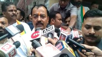 प्रयागराज : उमेश पाल के घर पहुंचे डिप्टी सीएम केशव, अलकायदा की धमकी पर बोले- सरकार हर धमकी से निपटने में सक्षम Deputy CM Keshav reached Umesh Pal's house, said on the threat of Al Qaeda - Government is capable of dealing