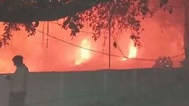 Fire incident in Varanasi Fire broke out in old scrap tire godown and wooden shed, goods worth lakhs burnt to