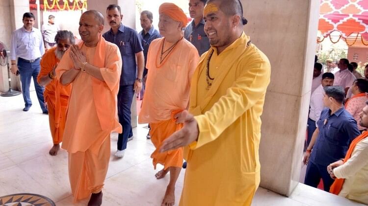 UP Nikay Chunav 2023 CM Yogi gave mantra of victory to BJP workers in Varanasi
