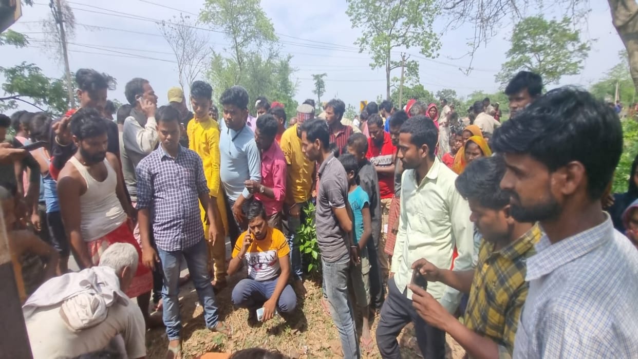 A young man was going to give wedding card in Supaul died in a road accident