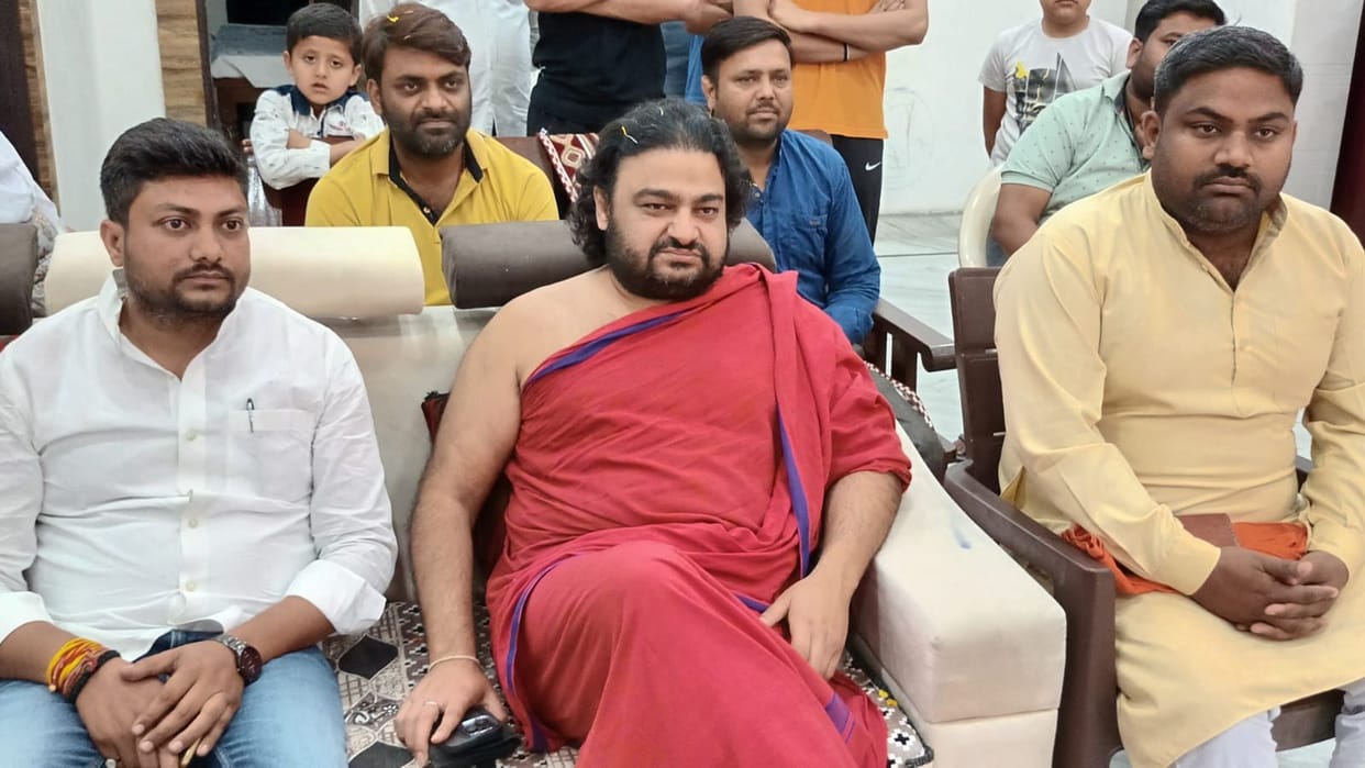 Biggest enemy of the country demanding caste census says Acharya Dipankar Maharaj