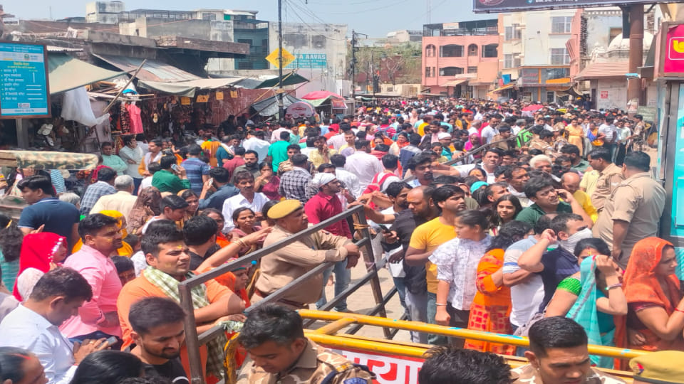 devotees thronged saw feet and Sarvang of Thakur Banke Bihari On Akshaya Tritiya in Vrindavan