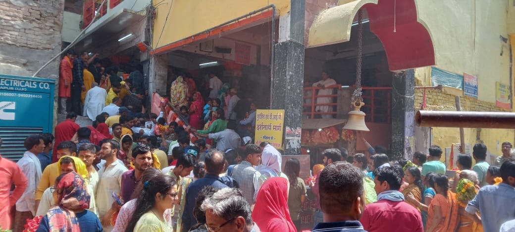 Mirzapur: Devotees throng Maa Vindhyavasini Dham on Akshaya Tritiya, line up since night for darshan