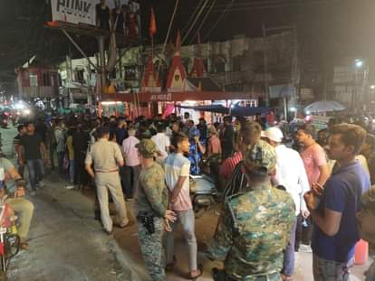 घटना के बाद मंदिर के पास जुटी भीड़