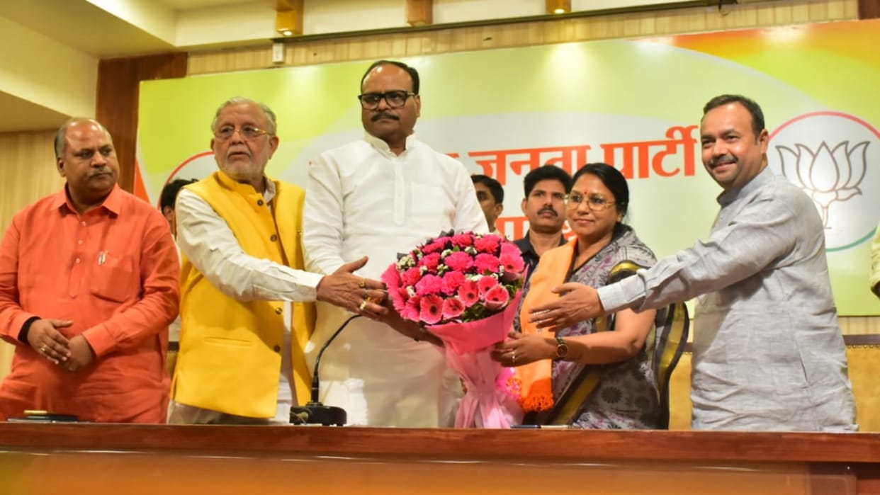 SP mayor candidate for Shahjahanpur joins BJP.