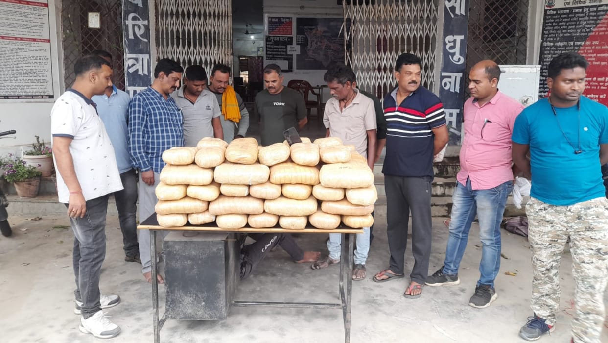 chhattisgarh police arrested ganja smuggler who was running away after breaking barricade in raigarh