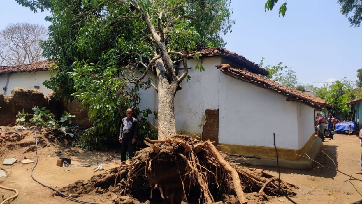 electric pole fell due to storm and rain power supply interrupted for 24 hours in Kanker