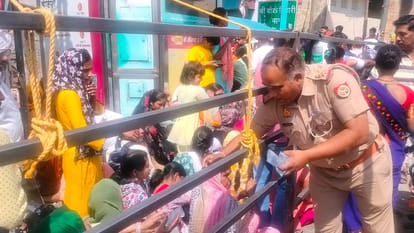 devotees thronged saw feet and Sarvang of Thakur Banke Bihari On Akshaya Tritiya in Vrindavan