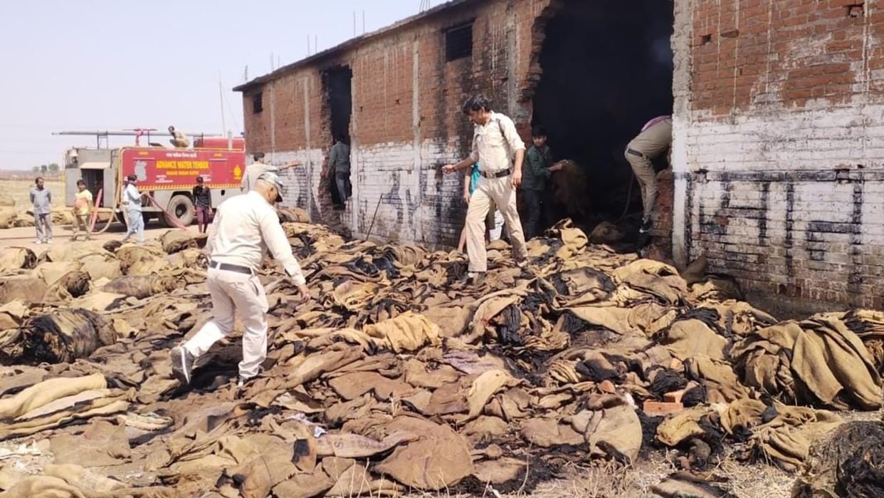 Fierce fire broke out in gunny godown even 22 fire engines could not control goods worth lakhs burnt to ashes