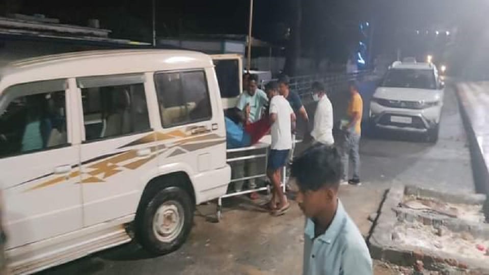 Pickup collided with divider in Bijapur 24 injured three got serious injuries