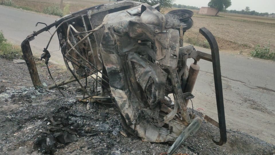 Tempo overturned after hit by unknown vehicle on Delhi Jaipur Highway