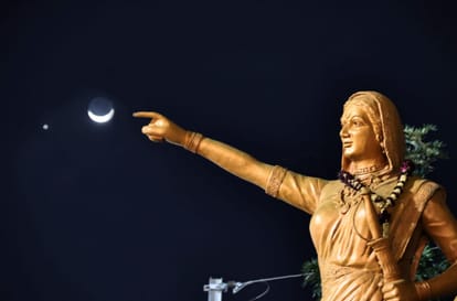 Astronomical Event: Venus seen again near the moon, Earthshine illuminated the hidden part of the moon