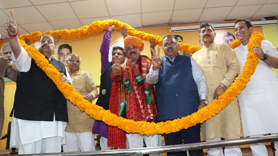 jammu kashmir: Team Jammu President Zorawar Singh joins BJP