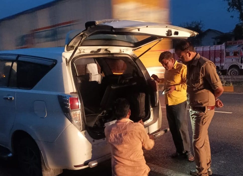 Minister Baby Rani Maurya narrowly escaped on the highway, the car was uncontrolled due to tire burst