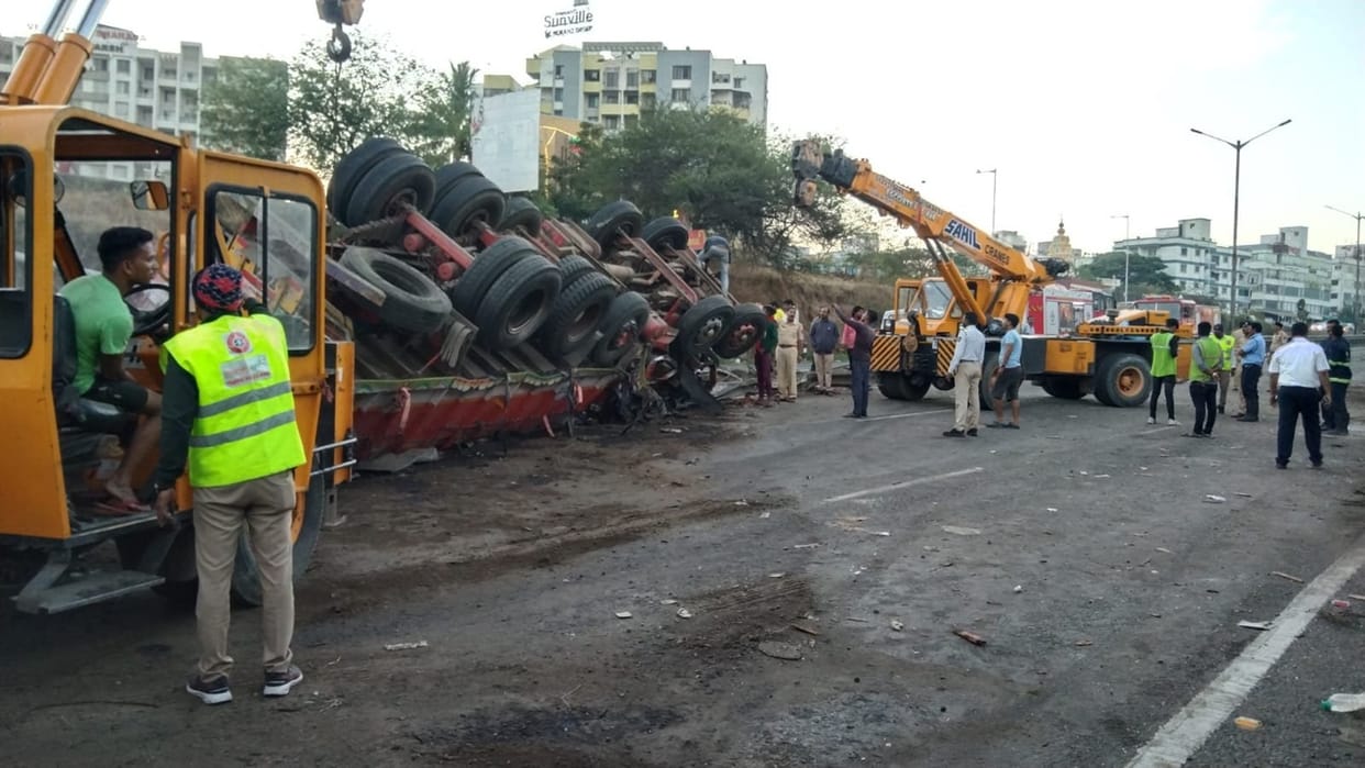 Maharashtra several dead and injured in a collision between a truck and bus on Pune–Bengaluru Highway news and