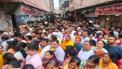 devotees thronged saw feet and Sarvang of Thakur Banke Bihari On Akshaya Tritiya in Vrindavan