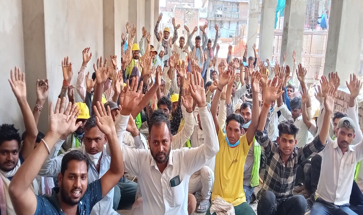 Vindhya Corridor workers from Rajasthan sat on protest against Mirzapur Police