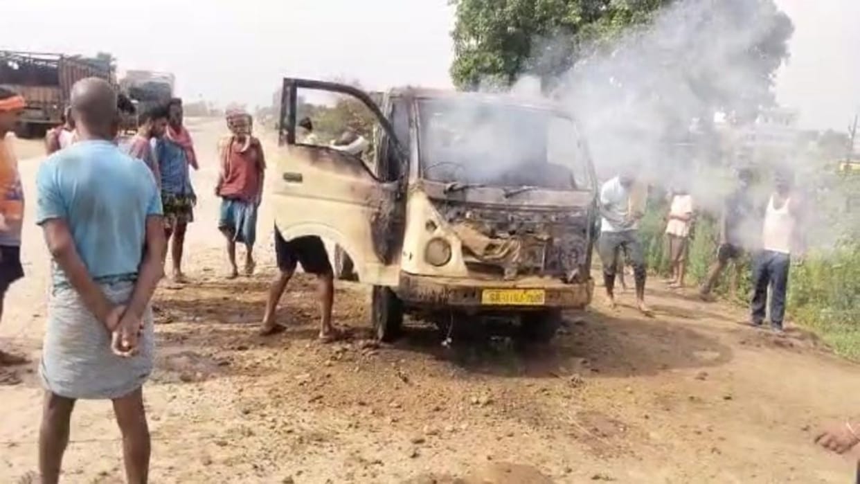 Moving four wheeler caught fire in Nalanda, driver narrowly escaped