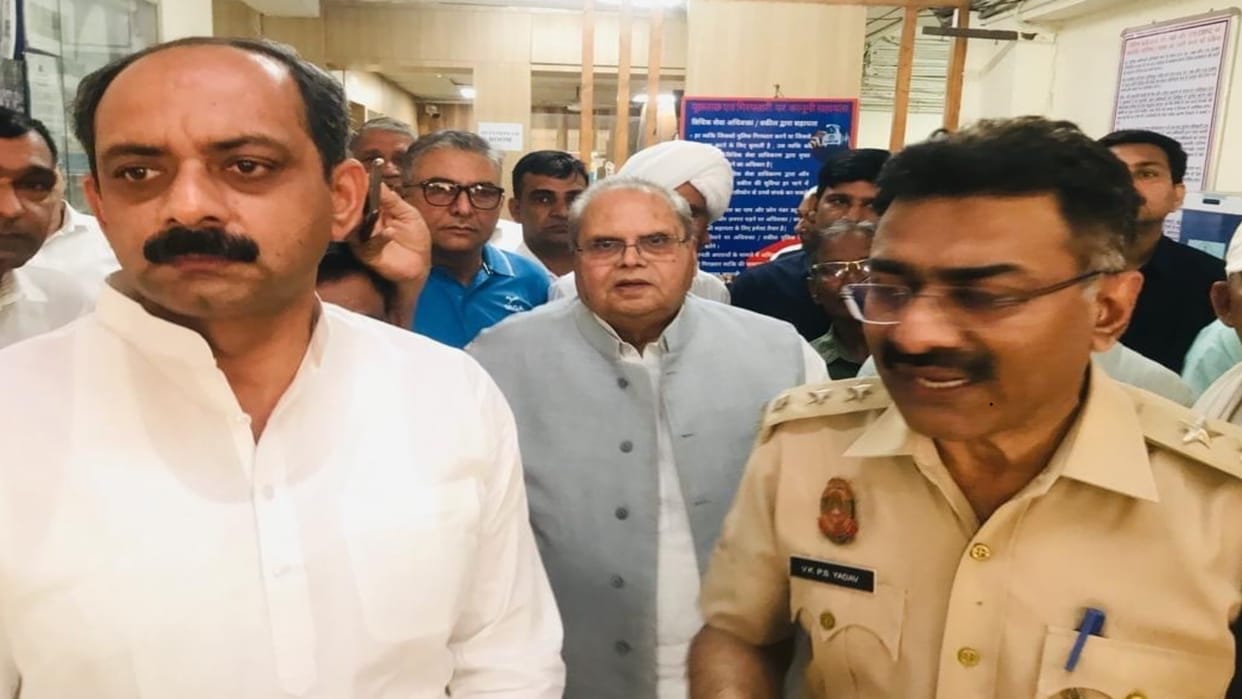 When former governor was taken to police station, people of district reached Delhi