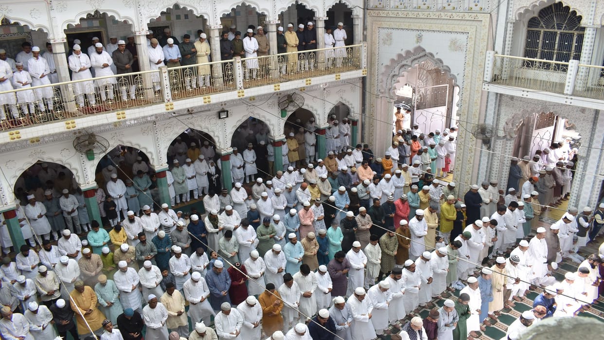 Thousands of hands raised for peace in the Bargah of God on Eid