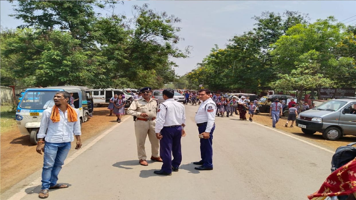 traffic police checking school van in Raipur