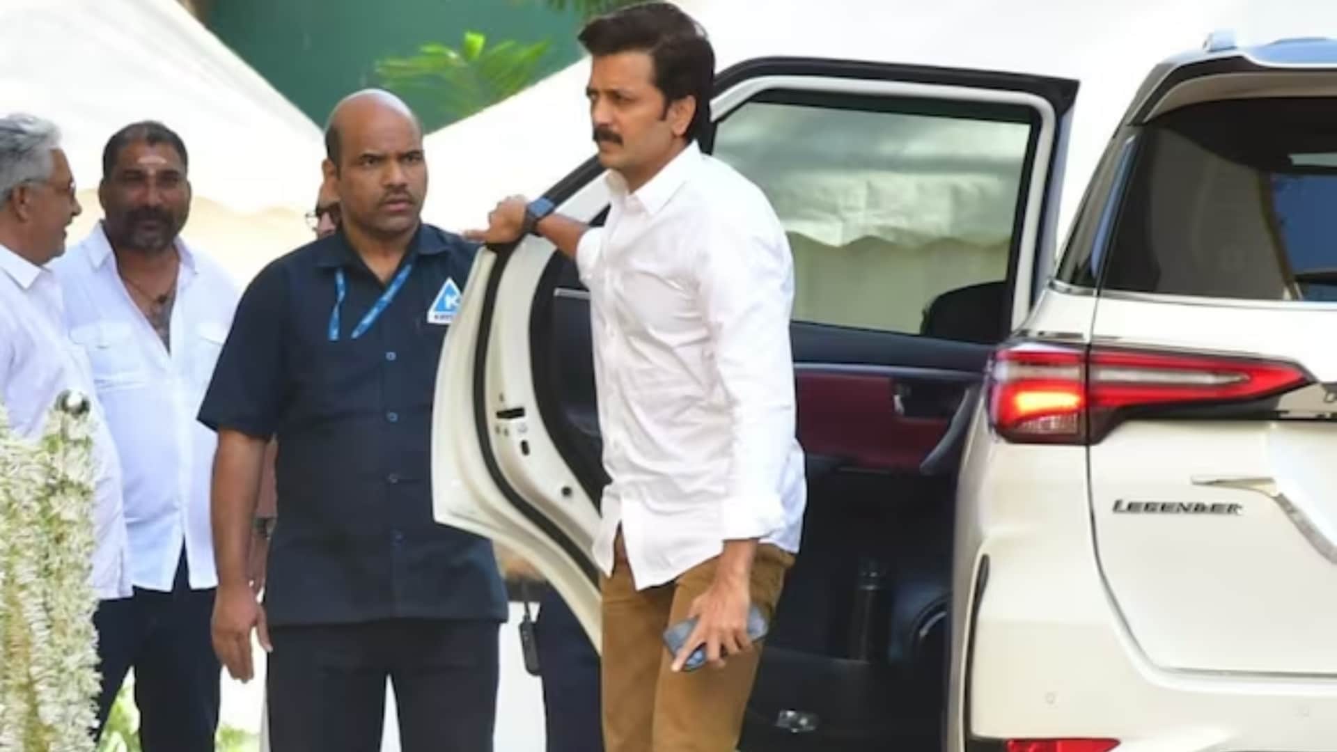 Pamela Chopra Prayer Meet Abhishek Bachchan karan Johar Riteish Deshmukh Vicky kaushal reached to pay tribute