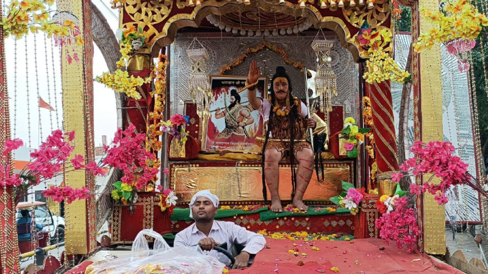 grand procession was taken out on occasion of birth anniversary of Lord Parshuram in Mainpuri