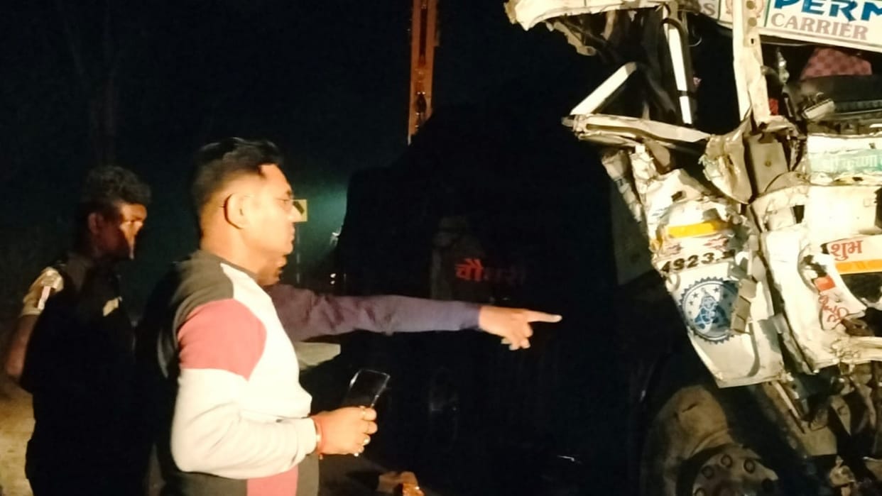CG-MP highway jammed for 10 hours due to collision of two trucks at Chilfi Valley in Kabirdham