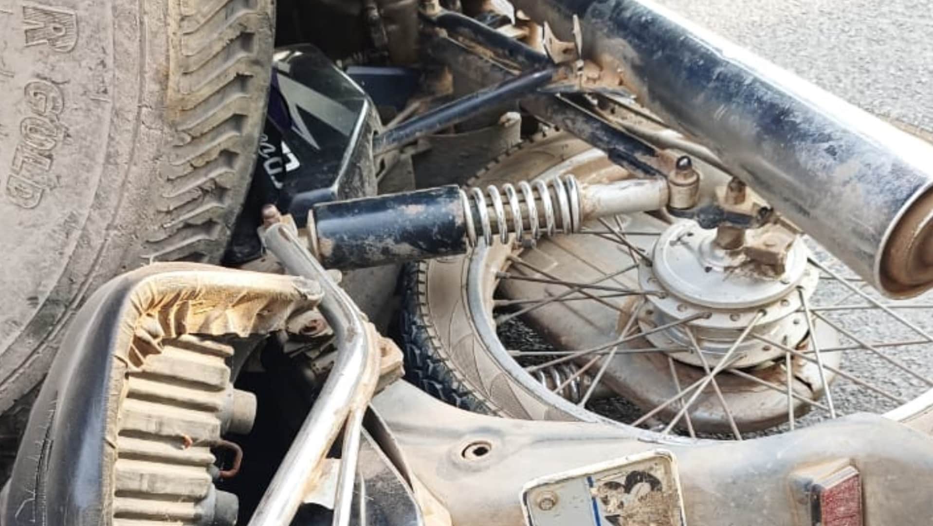 ट्रक की टक्कर से बाइक सवार की मौत हो गई।